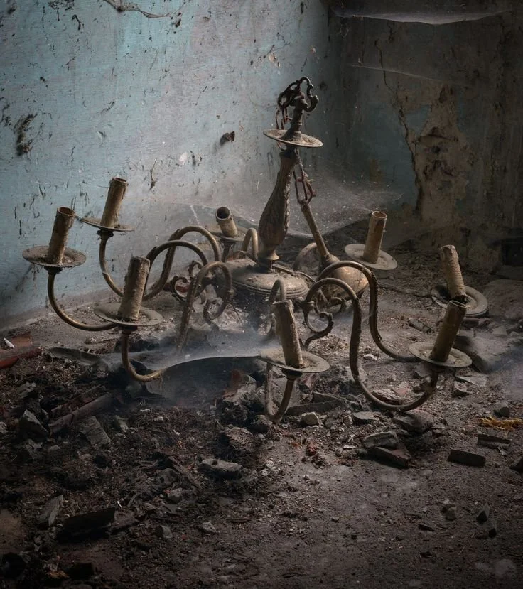 Macabre Chic: Vintage Finds and Non-Commercial Halloween Décor Ideas 