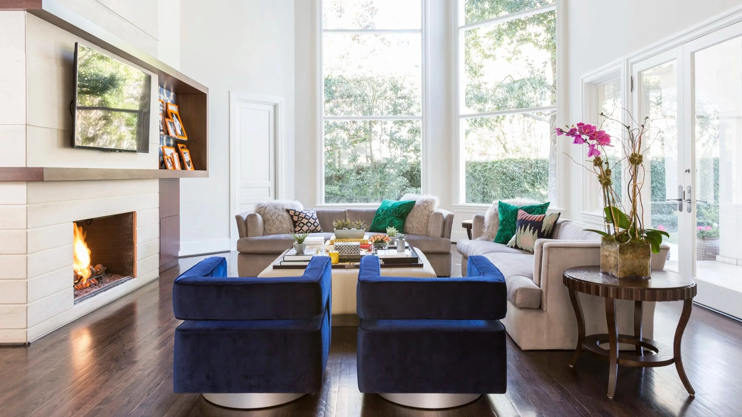 Modern luxury living room in Houston with floor-to-ceiling glass, indoor-outdoor connection, and bespoke seating at Saddlebranch.